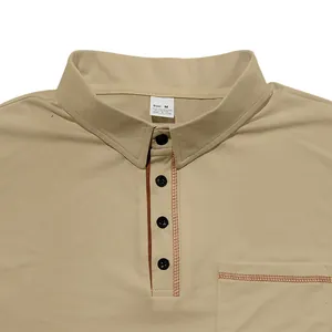 Gros plan détaillé du col et de la poche d'un polo beige pour homme avec coutures