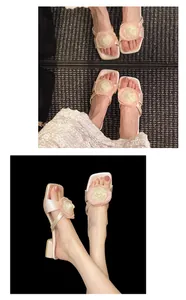 Vista detallada de chanclas de tacón grueso con grandes rosas decorativas de tela