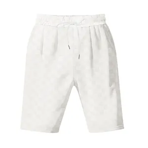 Vista detallada de los pantalones cortos blancos para hombre con diseño de jacquard