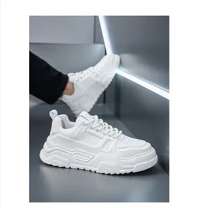 Detalle lateral de zapatillas blancas para hombre con una suela de plataforma gruesa