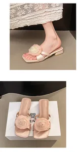 Elegantes mules de satén rosa con gran detalle floral y tacones anchos de verano.