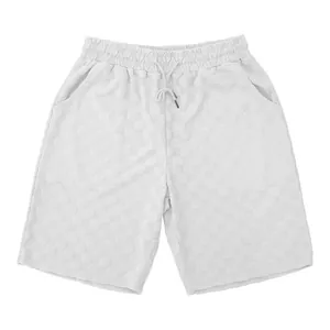Detalle de pantalones cortos blancos para hombre con textura de jacquard a cuadros