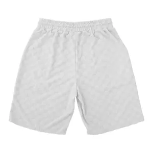 Primer plano del intrincado tejido jacquard de cuadros blancos en pantalones cortos casuales
