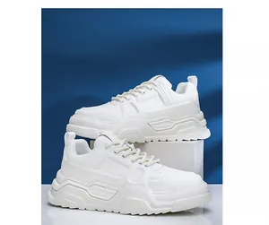 Vista detallada de las zapatillas blancas de hombre con suela de plataforma ondulada