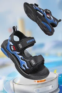 Vista detallada de las elegantes sandalias de exterior transpirables con llamas azules