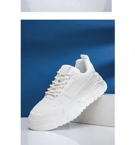 Zapatillas blancas gruesas para hombre con suelas de plataforma y diseño bajo elegante
