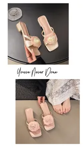 Elegantes sandalias de tacón bloque con rosas en 3D y acabado satinado brillante