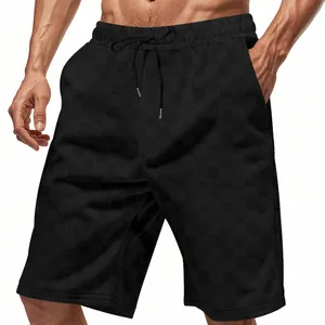 Primer plano de pantalones cortos negros de jacquard con cordón y bolsillo lateral