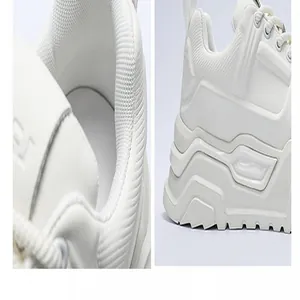 Vista de detalle de zapatillas blancas de hombre con suela gruesa y textura