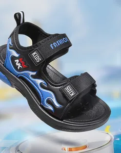 Vista detallada de sandalias negras para niño con patrón de llama azul y cierres velcro