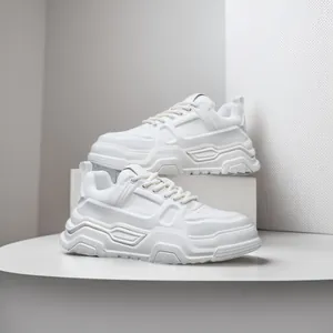 Zapatillas blancas de hombre con suela gruesa, zapatos de skate con plataforma de estilo casual.