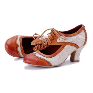Gros plan de chaussures Mary Jane vintage à lacets avec détails brogue et talons.