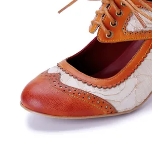 Gros plan sur l'escarpin Mary Jane en cuir vintage fait main avec broderie florale