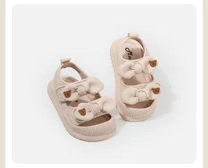 Sandali beige per neonata con fiocchi decorativi e orsetti, suola morbida antiscivolo.