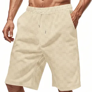Detalle de primer plano del patrón de cuadros jacquard beige en este pantalón corto