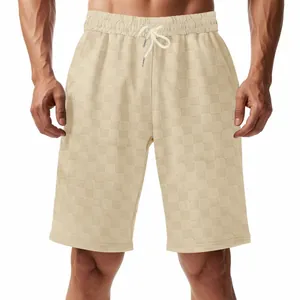Detalle de pantalones cortos beige para hombre con estampado jacquard de cuadros