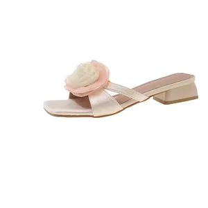 Elegantes sandalias con flores para mujer con tacón de bloque bajo y puntera cuadrada.