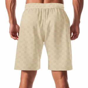Vista trasera de pantalones cortos beige para hombre con cuadro jacquard