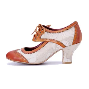 Vue de profil détaillée d'escarpins Mary Jane vintage en cuir avec motif floral élégant