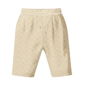 Detalle de primer plano de la textura jacquard de cuadros pesada de estos shorts de hombre