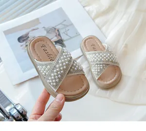 Sandalias de niña con perlas y pedrería, diseño de tiras cruzadas
