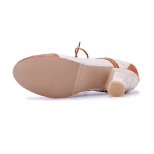 Vue détaillée de la semelle antidérapante et du talon bloc des chaussures Mary Jane.