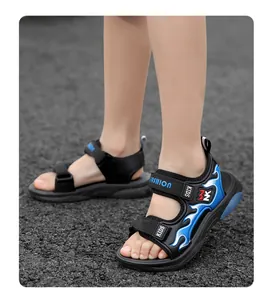 Vista detallada de sandalias de exterior para niños con patrón de llamas azules y velcro