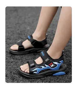 Detalle de cerca de sandalias deportivas para niños con diseño de llama azul