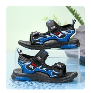 Primer plano de sandalias para niños azules y negras con patrón de llamas y velcro