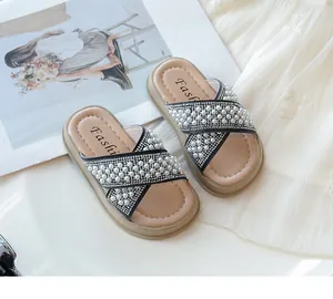 Elegantes sandalias para niñas con perlas y pedrería, tiras cruzadas y suela gruesa playa
