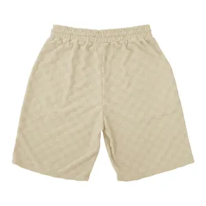 Primer plano de pantalones cortos beige para hombre con tejido jacquard a cuadros.