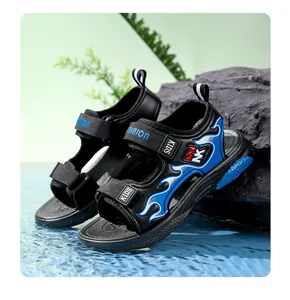 Vista detallada de las sandalias transpirables negro y azul para niños con estampado de llamas