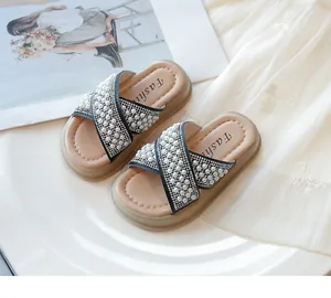Detalle de sandalias de verano para niñas con elegantes perlas y pedrería brillante