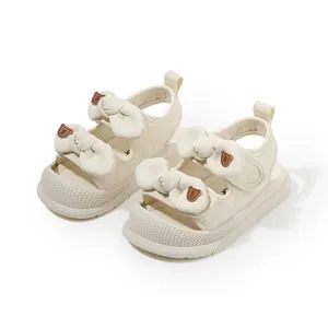 Eleganti sandali bianco crema per bambine con trama trapuntata e fiocchi decorativi