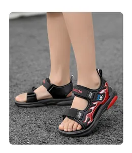 Primer plano de sandalias negras y rojas para niños con diseño de llamas en pies