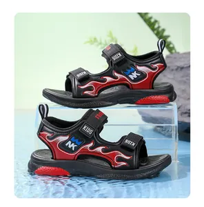 Primer plano de sandalias deportivas para niños con llamas negras y rojas sobre agua azul