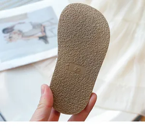 Primer plano de la suela marrón antideslizante de una sandalia casual de niña