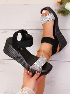 Bequeme Damen-Keilsandaletten mit glitzerndem Silberriemen und schwarzem elastischem Riemen