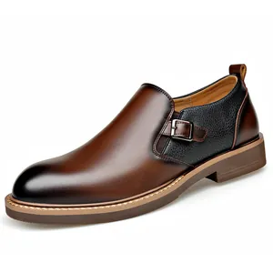 Elegantes mocasines de cuero marrón degradado con hebilla para hombres de negocios