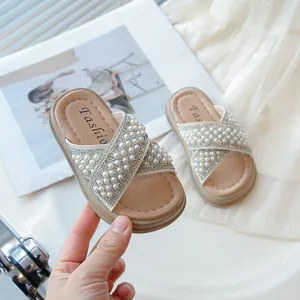 Elegantes sandalias de verano para niña con perlas y pedrería para la playa y el aire libre