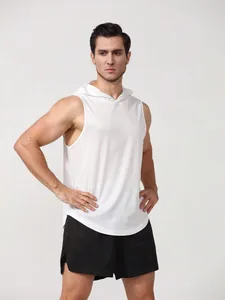Détail d'un débardeur à capuche blanc respirant pour homme avec un short de sport noir