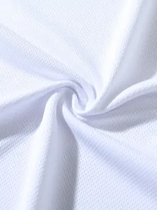 Vue macro montrant la texture en mesh blanc respirant sur un débardeur de sport homme