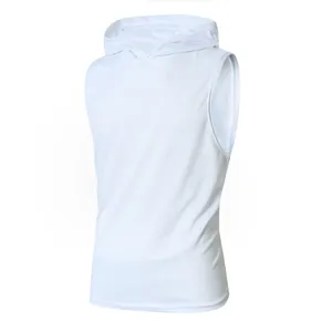 Détail d'un débardeur de sport à capuche blanc en maille respirante pour hommes
