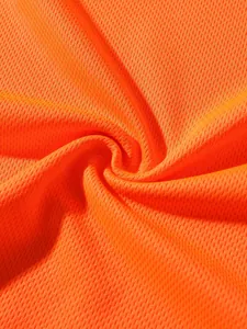 Gros plan sur le tissu en maille orange respirant pour débardeur de sport pour homme