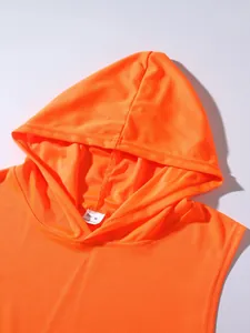Détail d'un gilet à capuche de sport en maille orange vif pour hommes avec étiquette