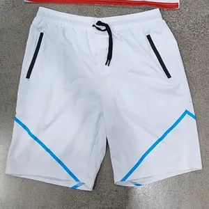 Weiße Herren-Sportshorts mit blauen Mustern und schwarzen Reißverschlüssen in der Detailansicht