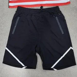 Nahaufnahme einer schwarzen Herren-Sportshorts mit Kordelzug und Reißverschlusstaschen