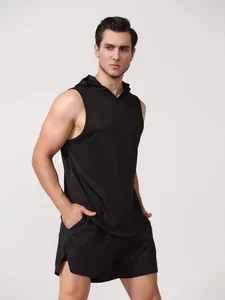Ensemble de sport noir pour homme avec débardeur à capuche sans manches et short de sport.