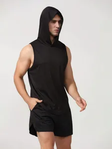 Ensemble sport noir avec débardeur à capuche et short en tissu mesh respirant