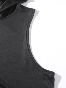 Gros plan sur la texture d'un débardeur de sport à capuche en tissu mesh respirant pour hommes.